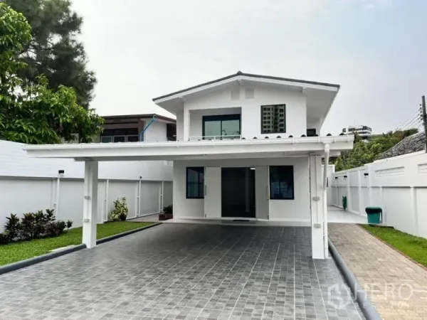 Detached House for rent in Phaya Thai, Bangkok - Front elevation of the house seen from the paved driveway.