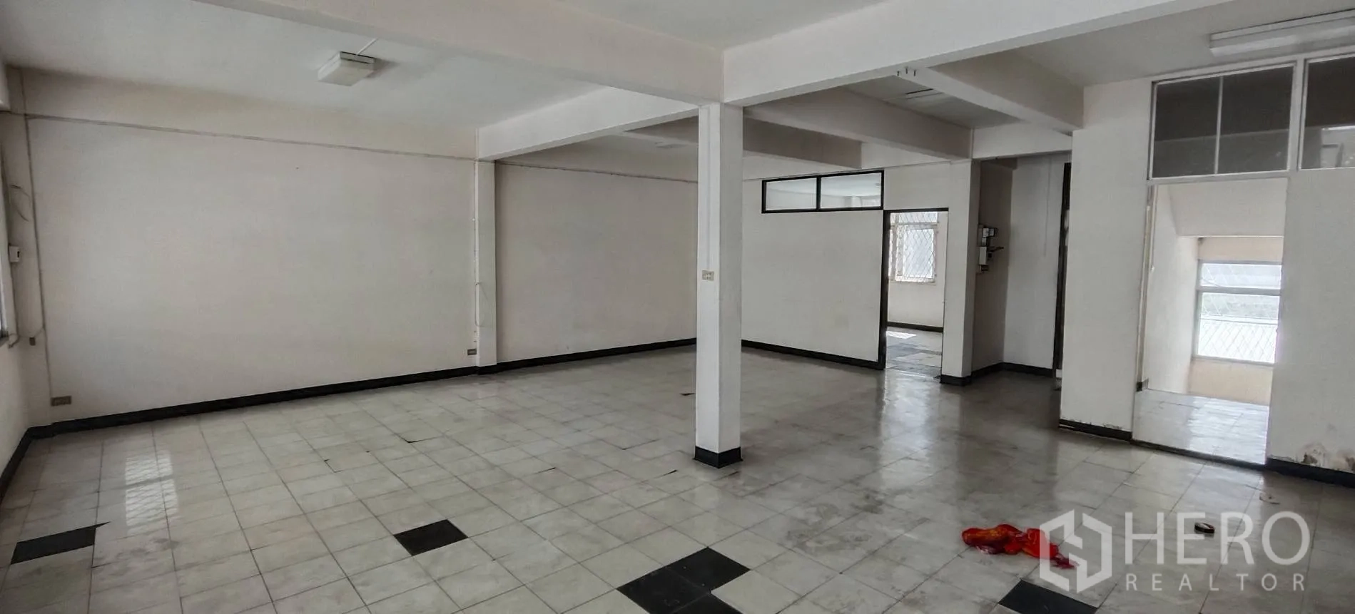 ตึกแถว for rent in Watthana, Bangkok - พื้นที่เปิดโล่งปูกระเบื้องพร้อมประตูเชื่อมบันได