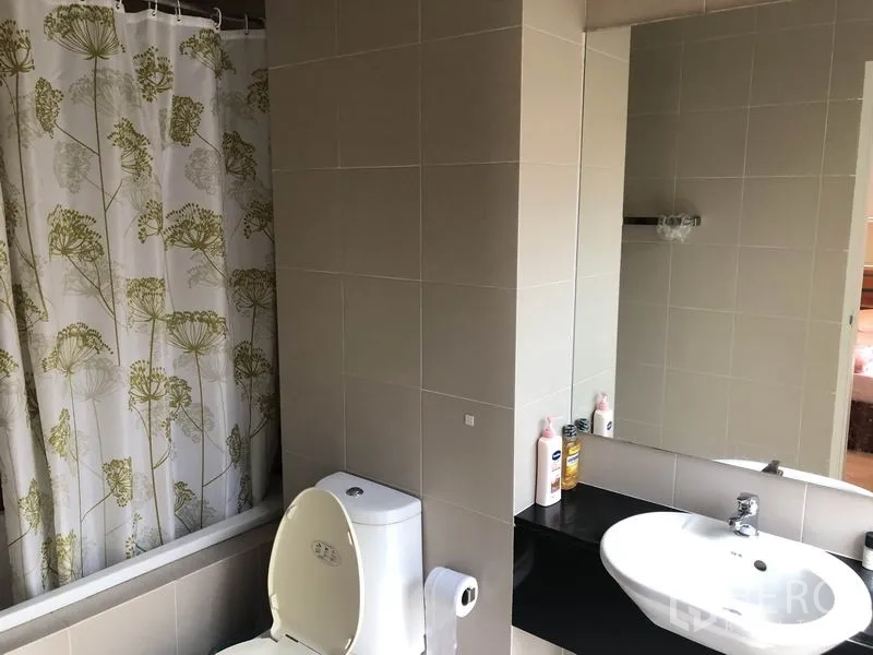 ทาวน์เฮาส์ ให้เช่าหรือขายในSuan Luang, Bangkok - ห้องน้ำพร้อมอ่างอาบน้ำ ม่านอาบน้ำ โถสุขภัณฑ์ กระจกบานใหญ่และเคาน์เตอร์อ่างล้างหน้า