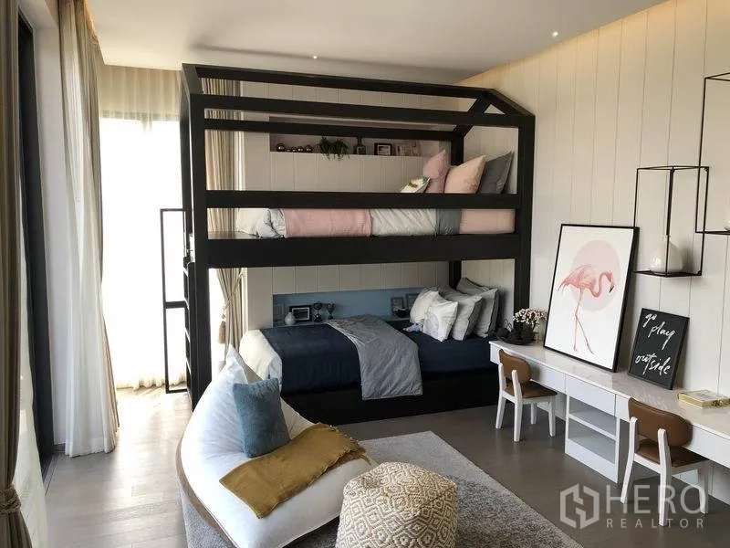 独立式住宅 出售在Bang Kapi, Bangkok - 采光明亮的儿童房，创意上下铺与双人床，窗边长书桌。