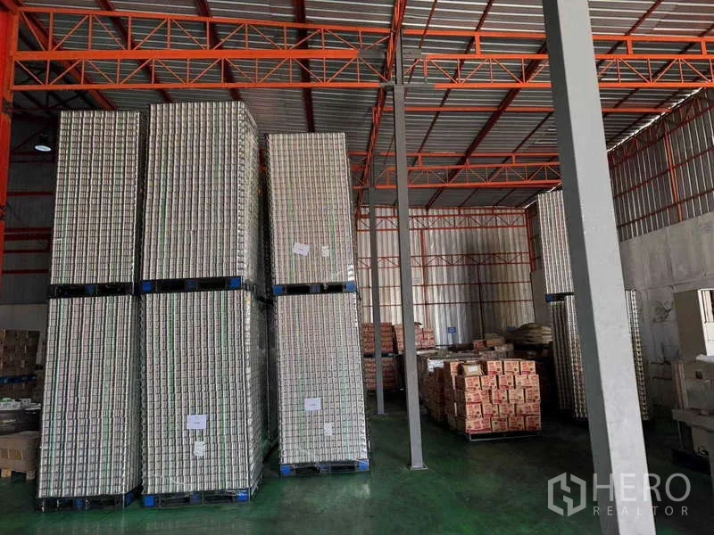 工厂 出售在Samut Prakan - 储存大厅内整齐堆叠的空罐托盘。