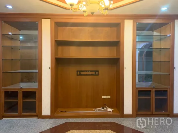 บ้าน ให้เช่าในWatthana, Bangkok - ตู้บิวท์อินไม้พร้อมชั้นกระจกในห้องนั่งเล่น