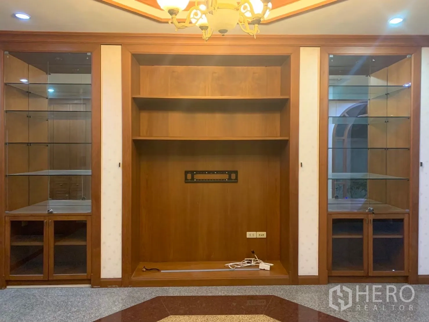 บ้าน ให้เช่าในWatthana, Bangkok - ตู้บิวท์อินไม้พร้อมชั้นกระจกในห้องนั่งเล่น