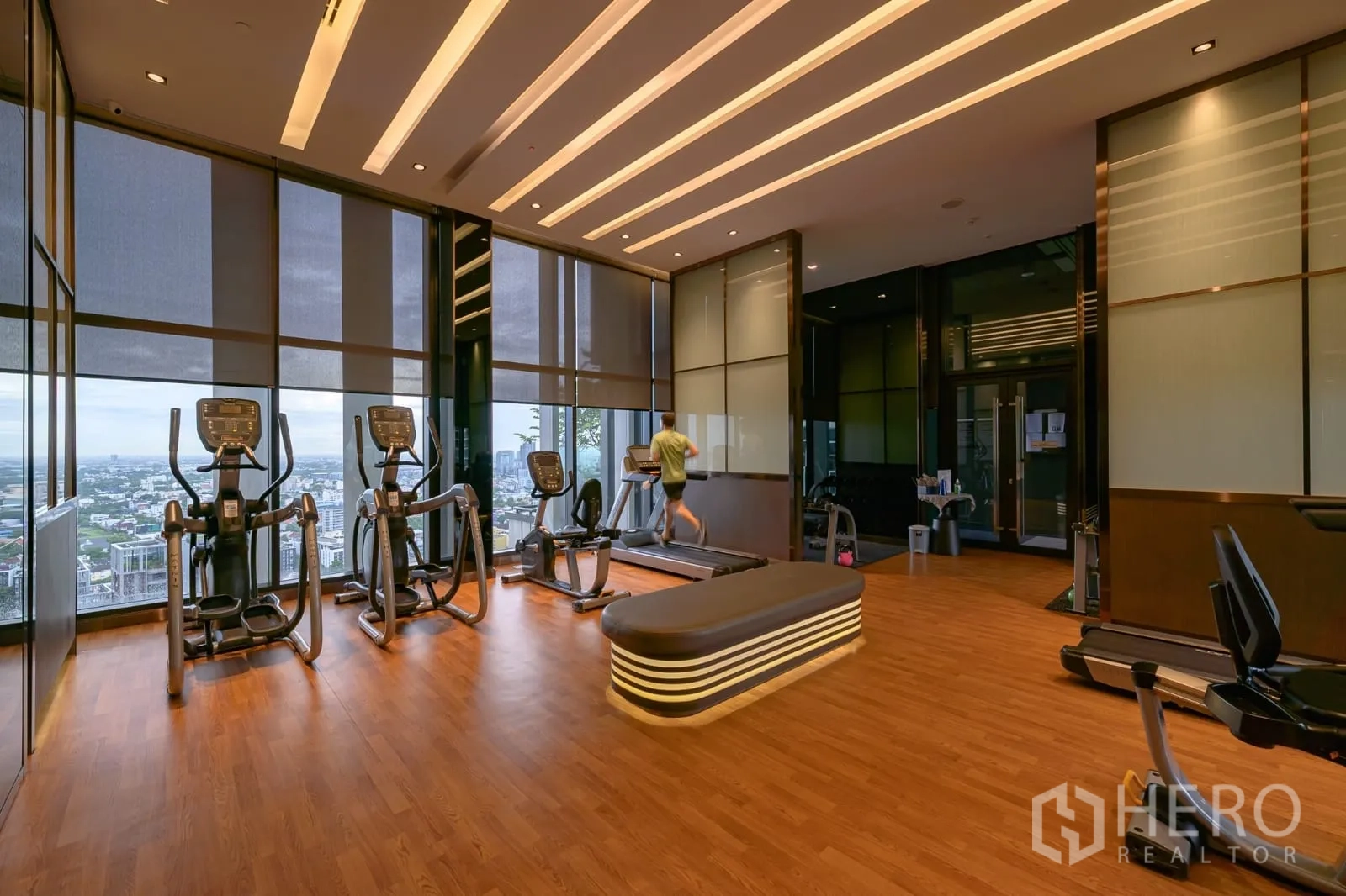 คอนโด ให้เช่าในKhlong Toei, Bangkok - ฟิตเนสบนอาคารสูง เครื่องคาร์ดิโอพร้อมวิวสกายไลน์