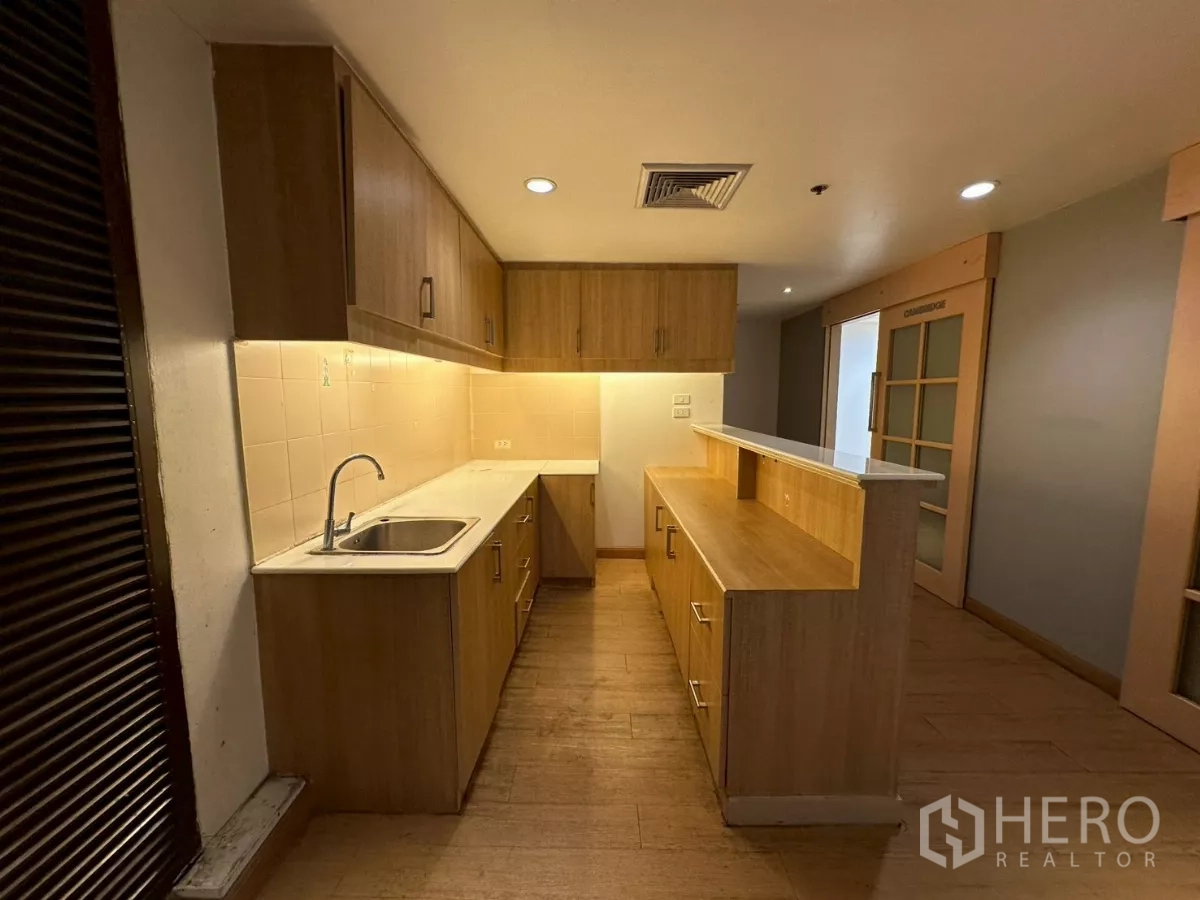 Office Space for rent in Khlong Toei, Bangkok - Close-up of office pantry with ample storage and countertop.