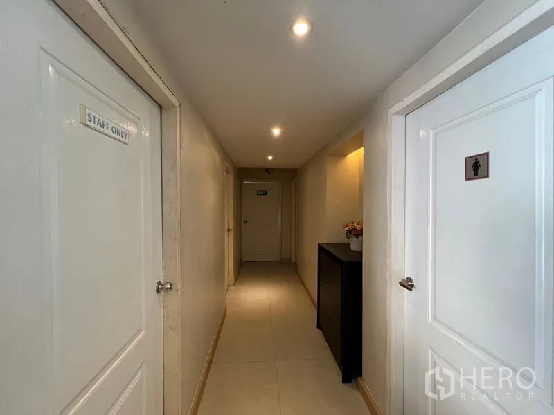 店屋 出租在Suan Luang, Bangkok - 照明良好的走廊，设员工与洗手间门，色调素雅。