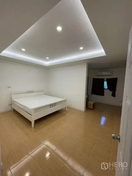 ทาวน์เฮาส์ ให้เช่าในPhra Khanong, Bangkok - ห้องนอนกว้าง เพดานซ่อนไฟ พื้นกระเบื้อง และเครื่องปรับอากาศ