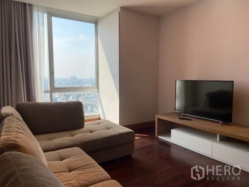 公寓 出租在Sathon, Bangkok - 温馨电视角，电视柜与大窗户，享城市景观。