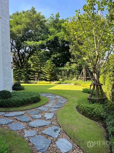 บ้าน ให้เช่าหรือขายในLat Krabang, Bangkok - สวนจัดแต่ง ทางเดินหินโค้ง และต้นไม้ใหญ่ร่มรื่น