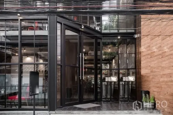 พื้นที่ขายปลีก ให้เช่าในSathon, Bangkok - ด้านหน้ากระจกทั้งบาน ประตูกระจกคู่และพื้นกระเบื้องหกเหลี่ยม