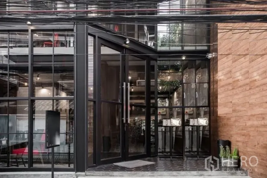 พื้นที่ขายปลีก ให้เช่าในSathon, Bangkok - ด้านหน้ากระจกทั้งบาน ประตูกระจกคู่และพื้นกระเบื้องหกเหลี่ยม