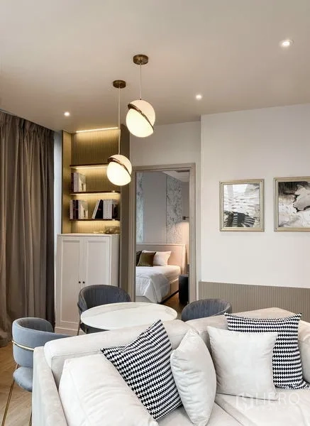 คอนโด ให้เช่าในDin Daeng, Bangkok - พื้นที่นั่งเล่นมีโคมแขวน ชั้นหนังสือบิลท์อิน และทางเข้าห้องนอน