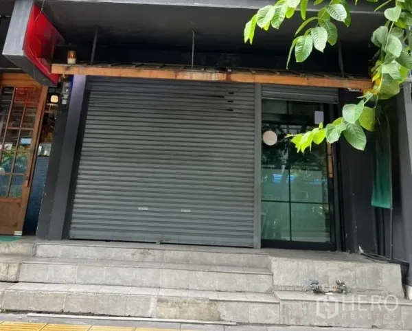 อาคารพาณิชย์ ให้เช่าในKhlong Toei, Bangkok - หน้าร้านอาคารพาณิชย์ชั้นถนน ม้วนประตูเหล็ก พร้อมประตูกระจกและขั้นบันได ย่านสุขุมวิท