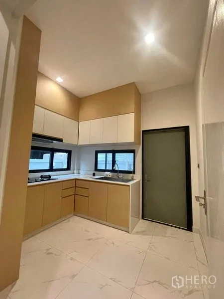 บ้าน ขายในBang Kruai, Nonthaburi - ครัวรูปตัวแอลบิลต์อิน มีตู้บน‑ล่าง หน้าต่างเหนืออ่างล้างจาน เตาและเครื่องดูดควัน