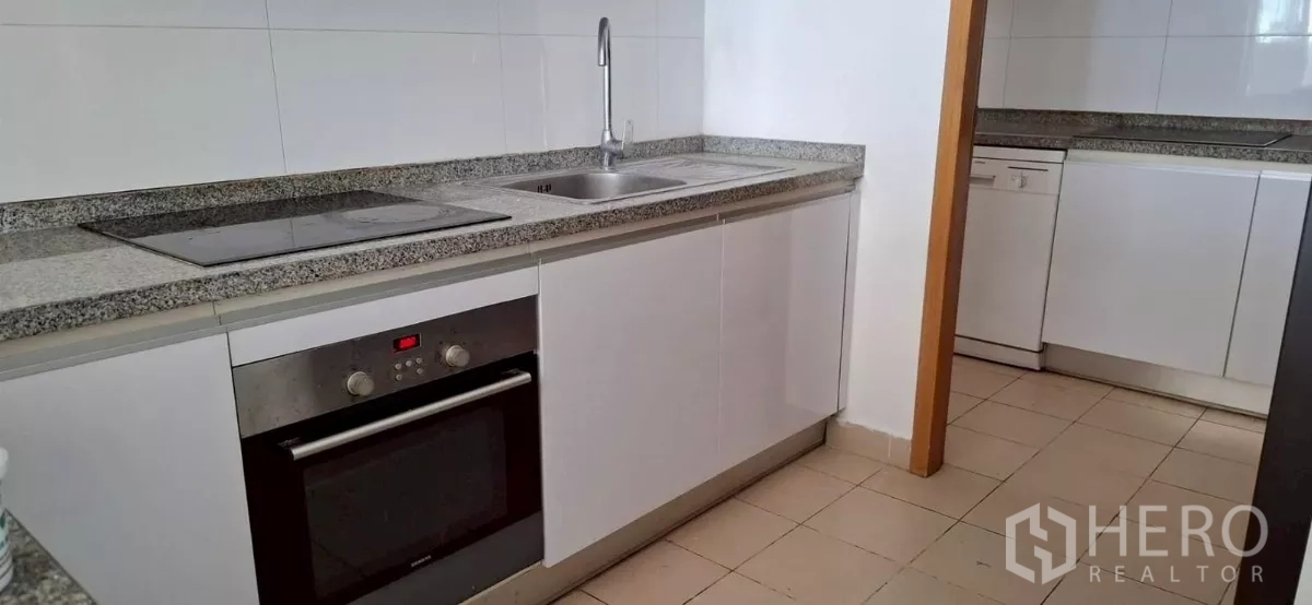 คอนโด ให้เช่าในKhlong Toei, Bangkok - ครัวแกลลีย์สมัยใหม่ เตาไฟฟ้า อ่างล้างจาน และเครื่องล้างจาน