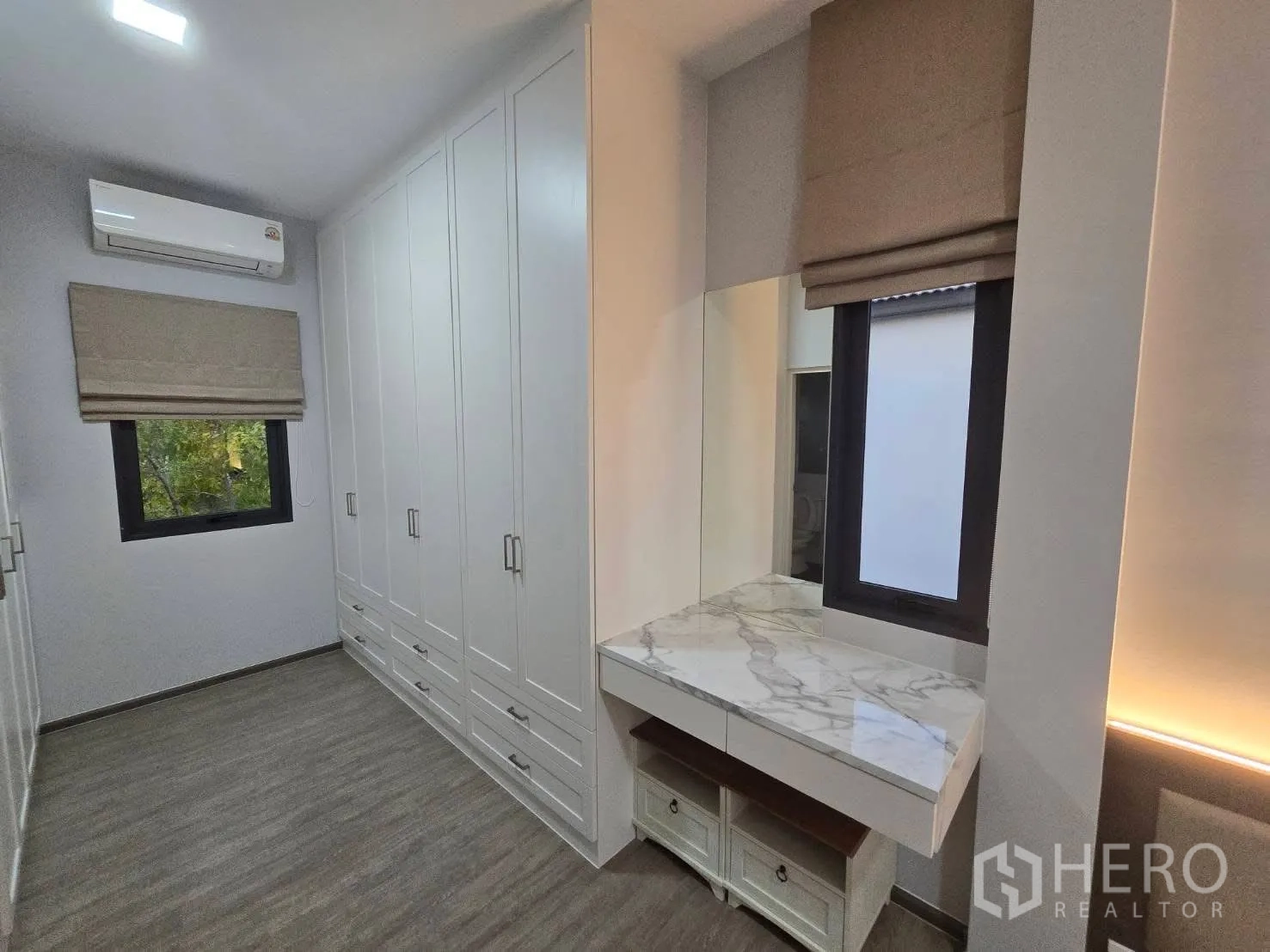 Semi-detached House for rent in Bang Phli, Samut Prakan - Dressing room with floor-to-ceiling wardrobes, marble vanity, and windows.