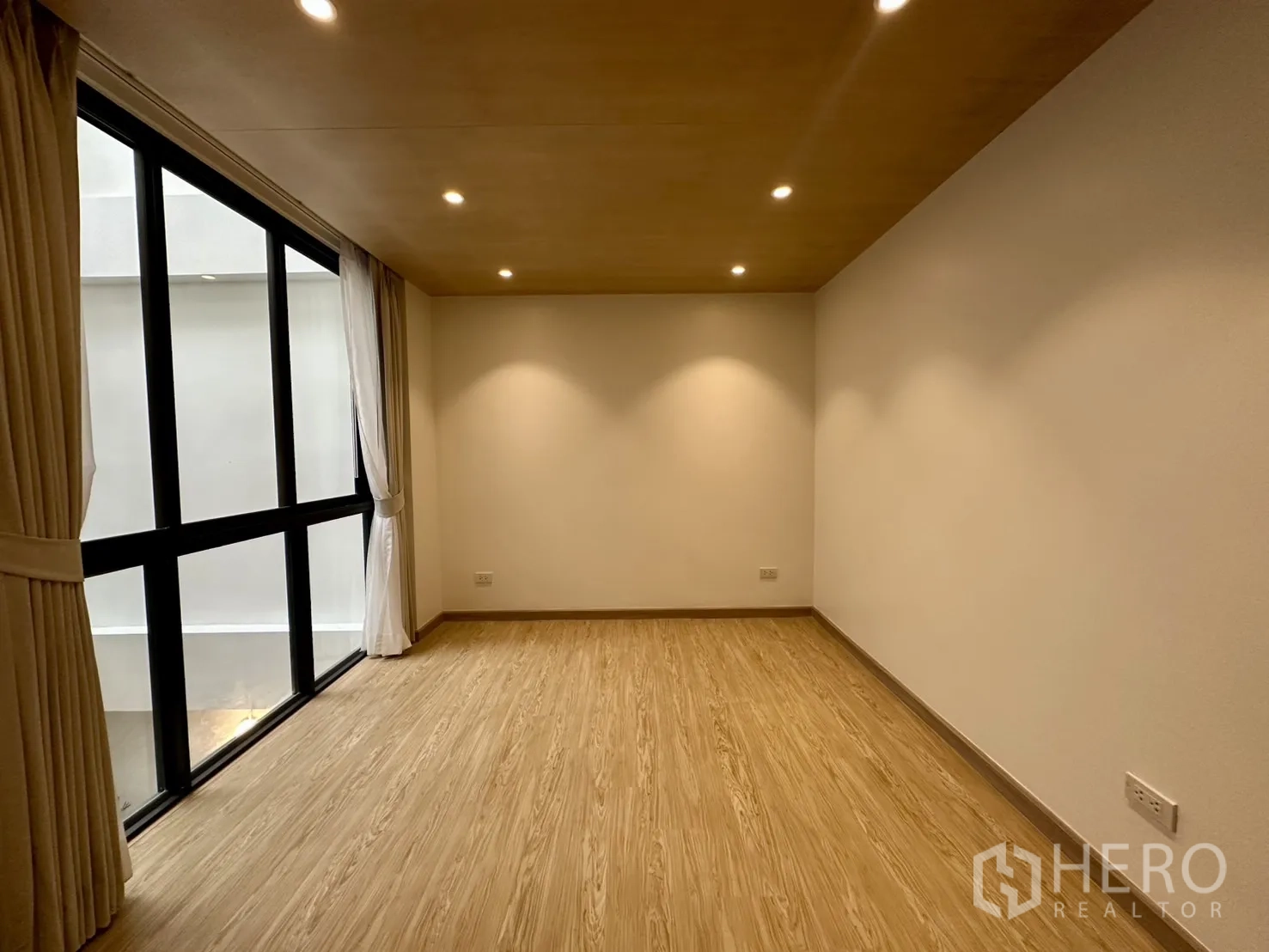 带办公室的家 出租在Phra Khanong, Bangkok - 明亮多功能房，落地窗与木纹地板。