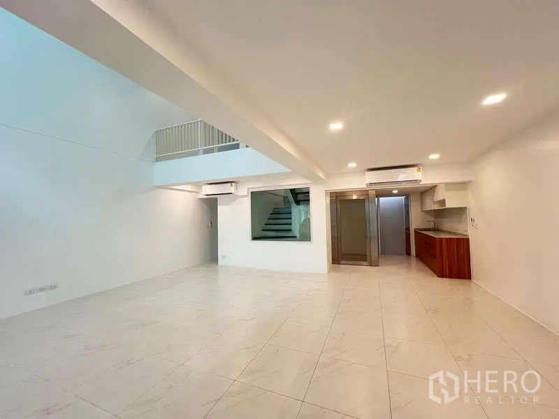 带办公室的家 出租在Khlong Toei, Bangkok - 开放式挑高大厅，配电梯、茶水间与楼梯，适合办公布局。