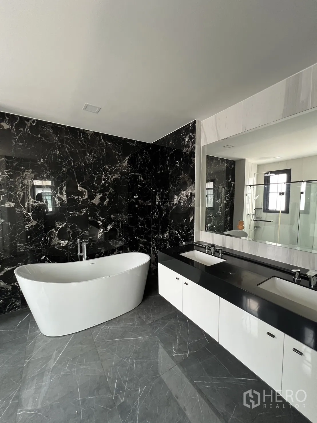 Detached House for rent or sale in Prawet, Bangkok - Master bathroom with freestanding tub and double vanity counters.