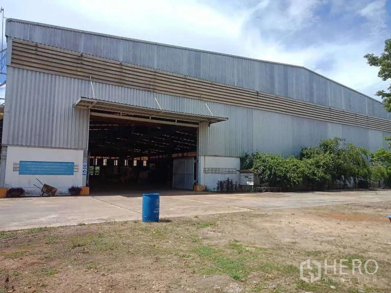 工厂 出售在Chachoengsao - 主出入口配高位卷帘门，内里车间灯光通透。