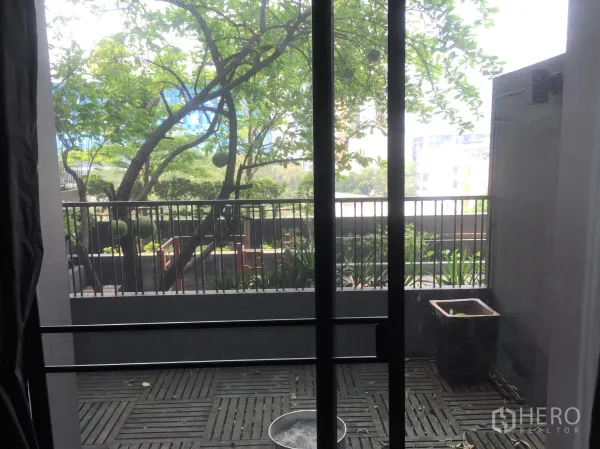 คอนโด ให้เช่าหรือขายในWatthana, Bangkok - ระเบียงส่วนตัวปูพื้นไม้ มองเห็นวิวสวนร่มรื่นและทิวทัศน์เมืองบางส่วน