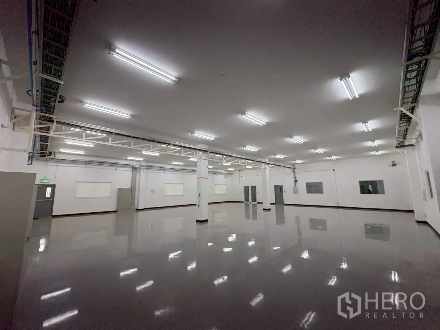 Factory for sale in Bang Bo, Samut Prakan - Wide clean production space with epoxy floor and multiple windows.