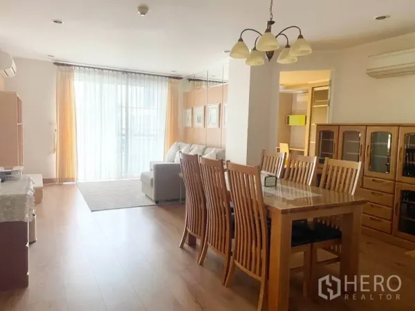 คอนโด ให้เช่าในWatthana, Bangkok - ห้องนั่งเล่นและรับประทานอาหารโปร่งสว่าง พื้นไม้ โซฟา และระเบียงหลังผ้าม่านโปร่ง