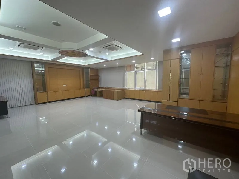 办公空间 出租在Suan Luang, Bangkok - 行政套间，内置展示柜与装饰天花灯。