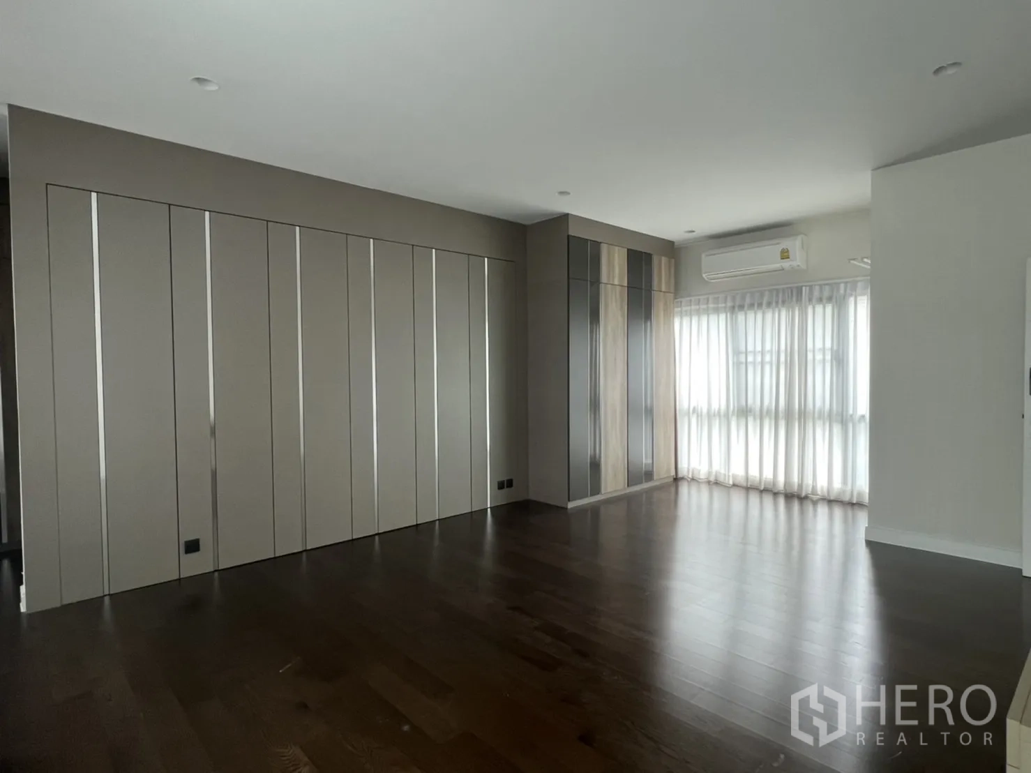 Detached House for rent or sale in Bang Kapi, Bangkok - Large bedroom with extensive built-in closets, wood flooring and natural light from two sides.
