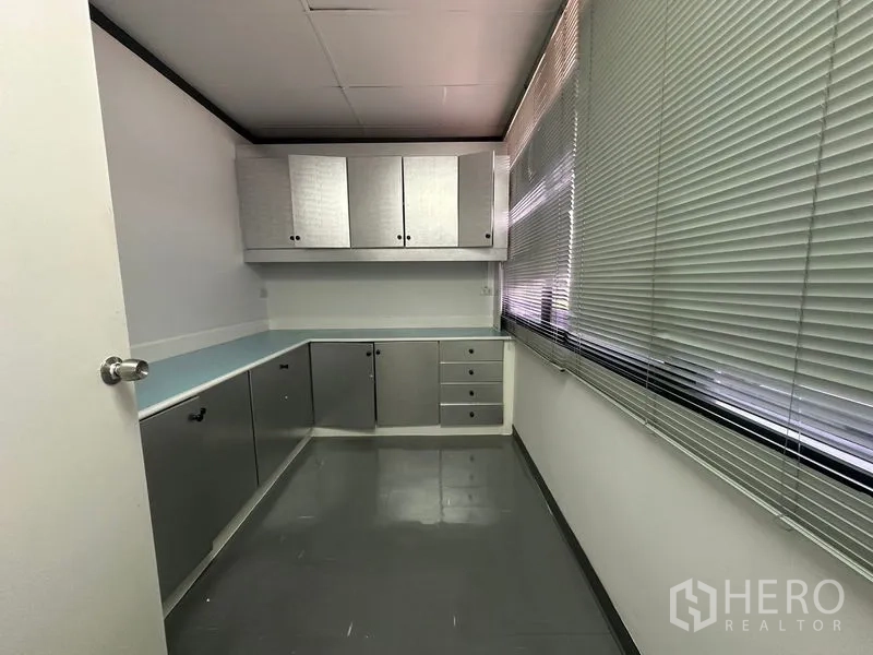สำนักงาน ให้เช่าในYan Nawa, Bangkok - ห้องแพนทรี/เก็บของ มีตู้บิวท์อินทั้งบนล่าง เคาน์เตอร์ยาว และมู่ลี่หน้าต่าง