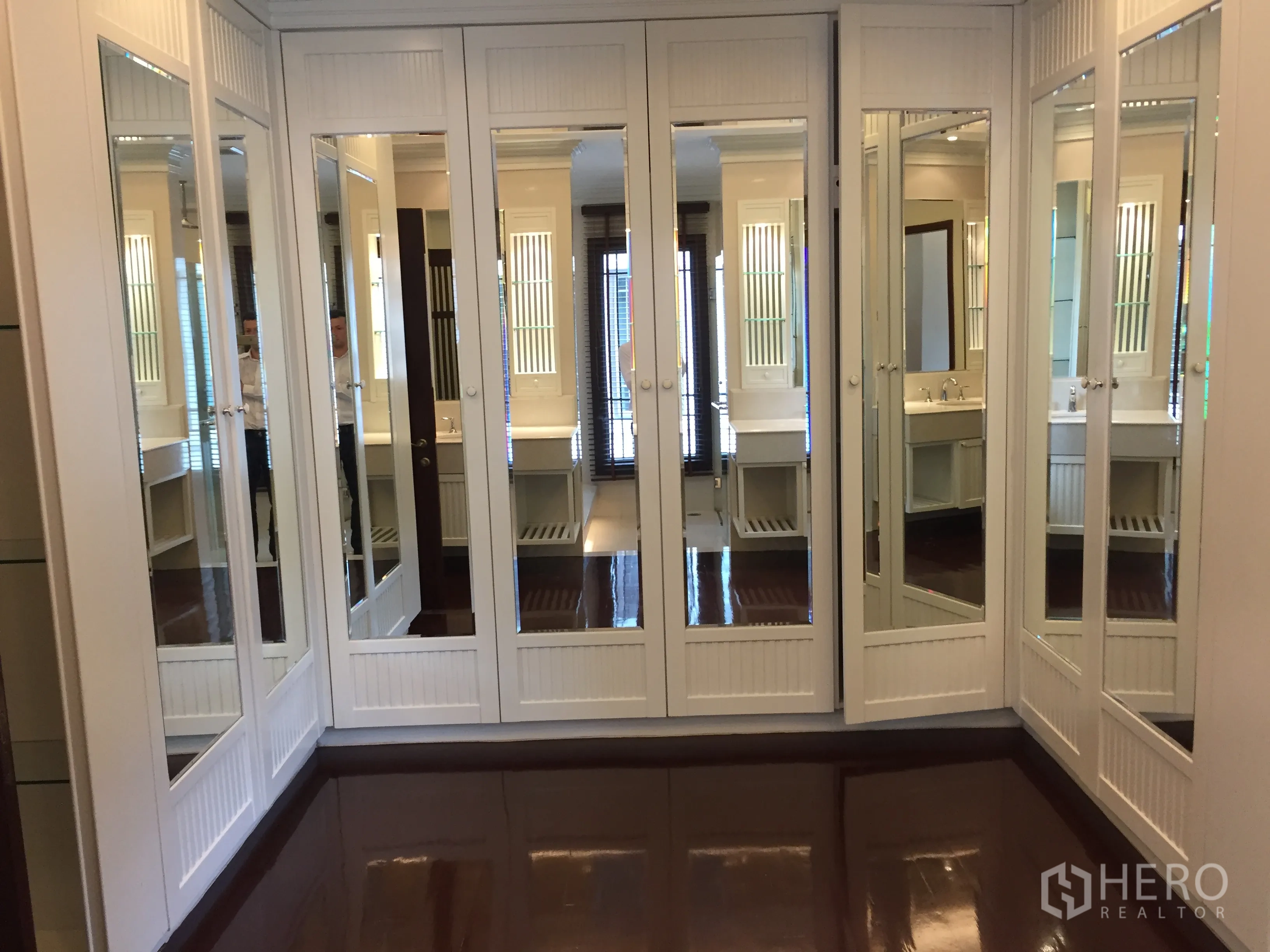 บ้าน ให้เช่าในYan Nawa, Bangkok - ห้องแต่งตัวบิวท์อินสีขาว ประตูกระจกเงารอบด้าน