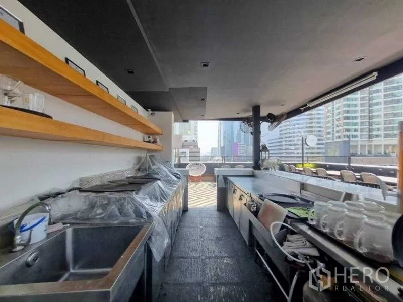 零售空间 出租在Bang Rak, Bangkok - 覆盖式户外吧台，长工作台与木质置物架