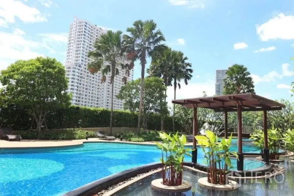 คอนโด ให้เช่าหรือขาย - สระว่ายน้ำสไตล์รีสอร์ท รายล้อมด้วยต้นปาล์ม เตียงอาบแดด และศาลาพักผ่อน