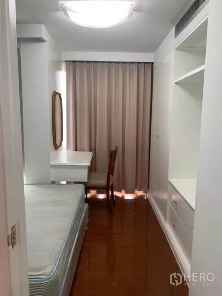 คอนโด ขายในWatthana, Bangkok - ห้องนอนรองขนาดกะทัดรัด มีตู้บิลต์อิน โต๊ะทำงาน และหน้าต่างพร้อมม่านทึบ