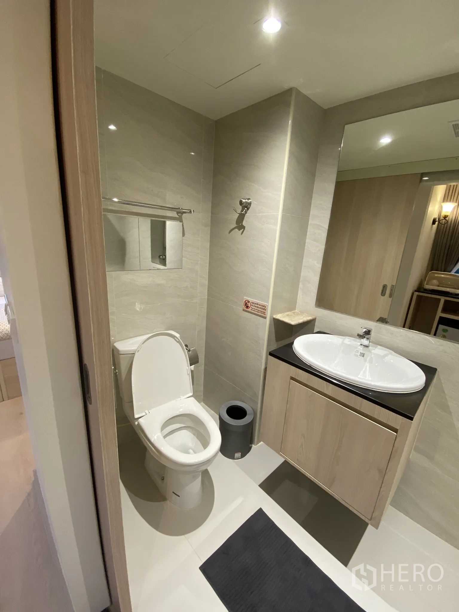 อาคารพาณิชย์ ให้เช่าในWatthana, Bangkok - ห้องน้ำสมัยใหม่พร้อมเคาน์เตอร์อ่างล้างหน้า โถสุขภัณฑ์ และกระเบื้องสีเบจ