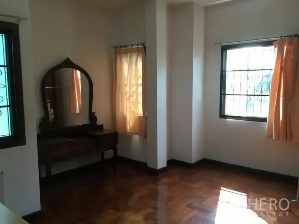 บ้าน ให้เช่าหรือขายในHuai Khwang, Bangkok - ห้องนอนสว่าง พื้นไม้ปาร์เกต์ หน้าต่างสองบานพร้อมผ้าม่าน และโต๊ะเครื่องแป้งวินเทจ