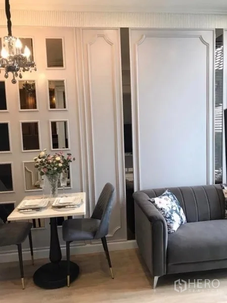 คอนโด ให้เช่าในWatthana, Bangkok - มุมทานข้าวสำหรับสองคน ข้างผนังกระจกเงา และโซฟาสีเทา