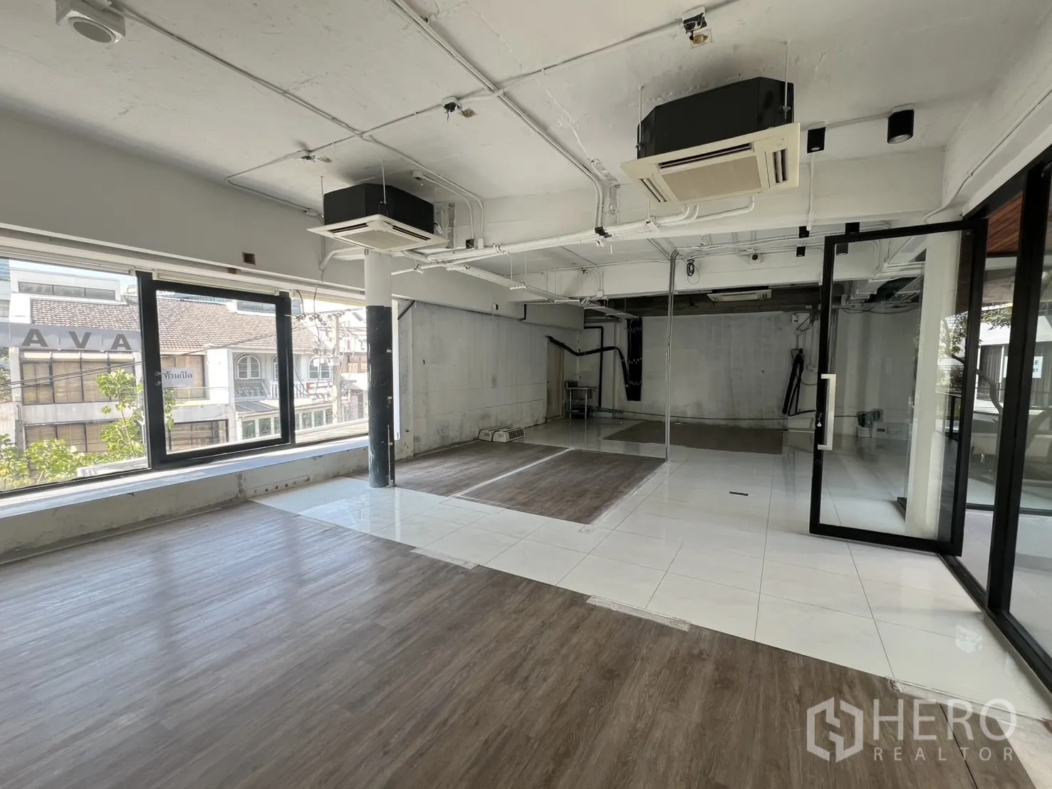 พื้นที่ขายปลีก ให้เช่า - พื้นที่ร้านสว่างด้วยหน้าต่างบานกว้าง แอร์ฝังฝ้า และทางเข้ากระจกมุมอาคาร