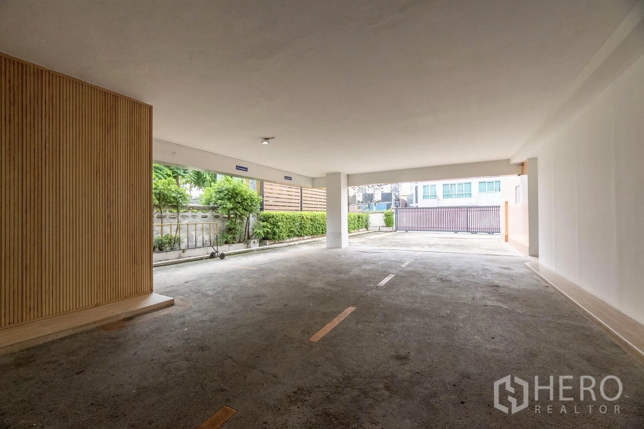 สำนักงาน ให้เช่าในWang Thonglang, Bangkok - ที่จอดรถชั้นล่างแบบมีหลังคา ช่องจอดทำเครื่องหมายและประตูรั้ว