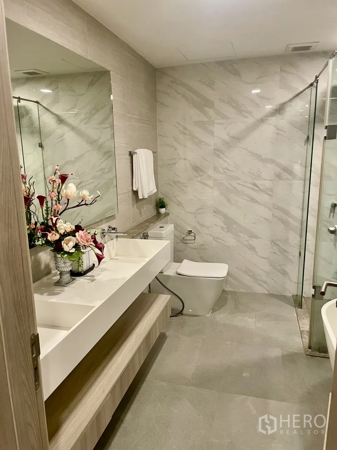 คอนโด ให้เช่าในWatthana, Bangkok - ห้องน้ำกว้าง อ่างล้างหน้าคู่ ตู้กระจกกั้นอาบน้ำ และกระเบื้องโทนหินธรรมชาติ