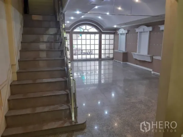 ทาวน์เฮาส์ ให้เช่าในKhlong Toei, Bangkok - โถงรับแขกแบบโอเพ่น แสงไฟดาวน์ไลท์ บันได และประตูกระจกบานใหญ่