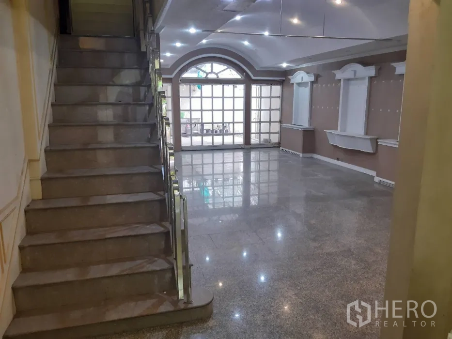 ทาวน์เฮาส์ ให้เช่าในKhlong Toei, Bangkok - โถงรับแขกแบบโอเพ่น แสงไฟดาวน์ไลท์ บันได และประตูกระจกบานใหญ่