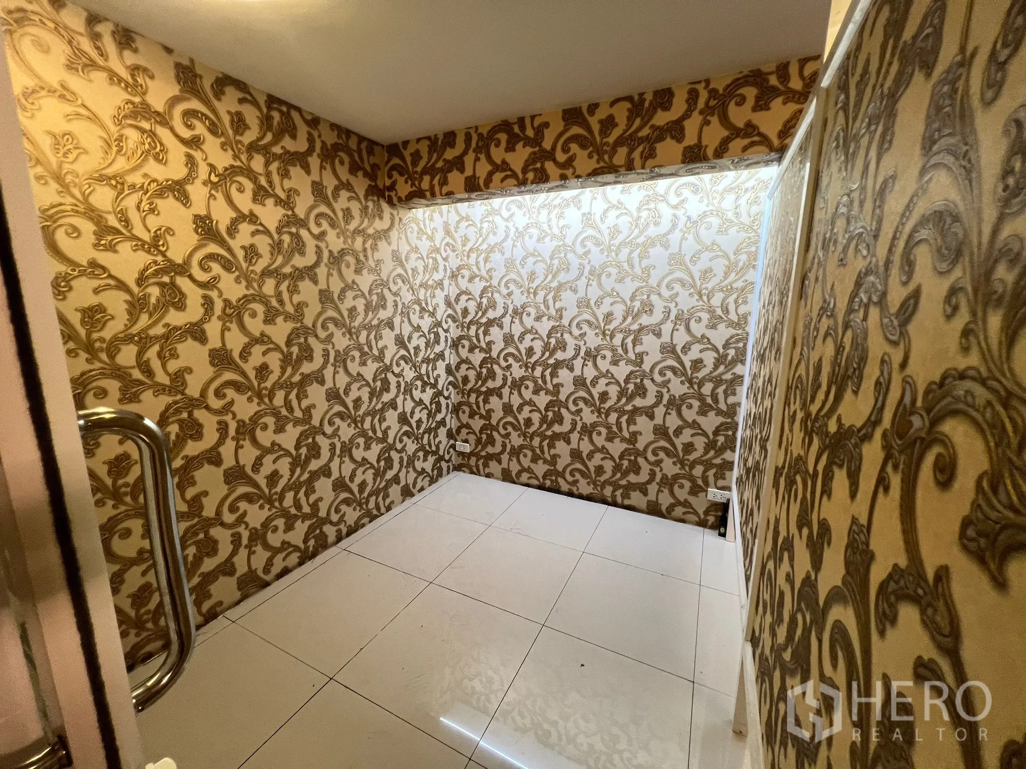 อาคารพาณิชย์ ให้เช่าในKhlong Toei, Bangkok - ห้องขนาดกะทัดรัด วอลเปเปอร์ลายสีทอง พื้นกระเบื้องสีขาว มองจากประตู