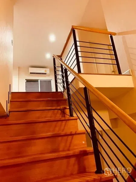 บ้าน ให้เช่าในPhasi Charoen, Bangkok - บันไดไม้ราวเหล็กสีดำขึ้นสู่ชั้นบน