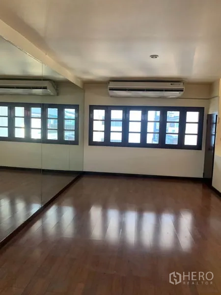 ทาวน์เฮาส์ ให้เช่าหรือขายในPhra Khanong, Bangkok - ห้องสว่างด้วยผนังกระจกเงา หน้าต่างหลายบาน และเครื่องปรับอากาศ