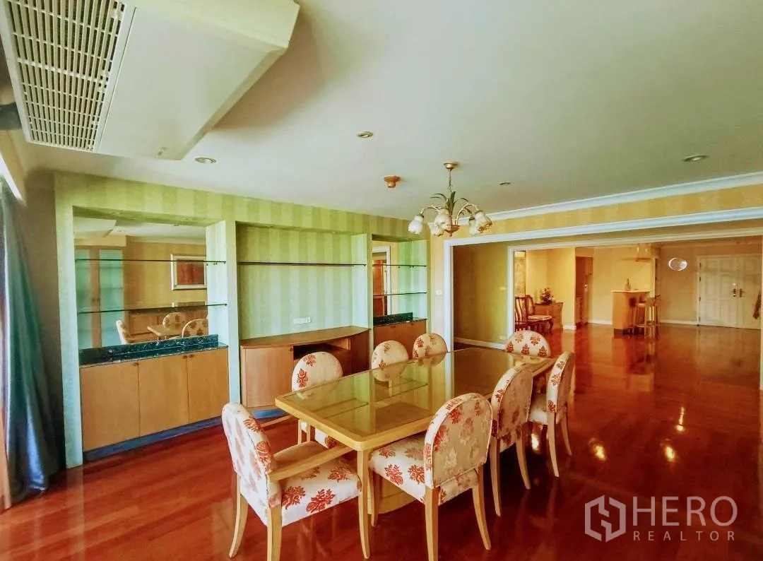 คอนโด ให้เช่าในWatthana, Bangkok - พื้นที่รับประทานอาหารสว่าง โคมแชนเดอเลีย ผนังลายทาง พร้อมชั้นโชว์ และทางเข้าห้องนั่งเล่นพื้นไม้