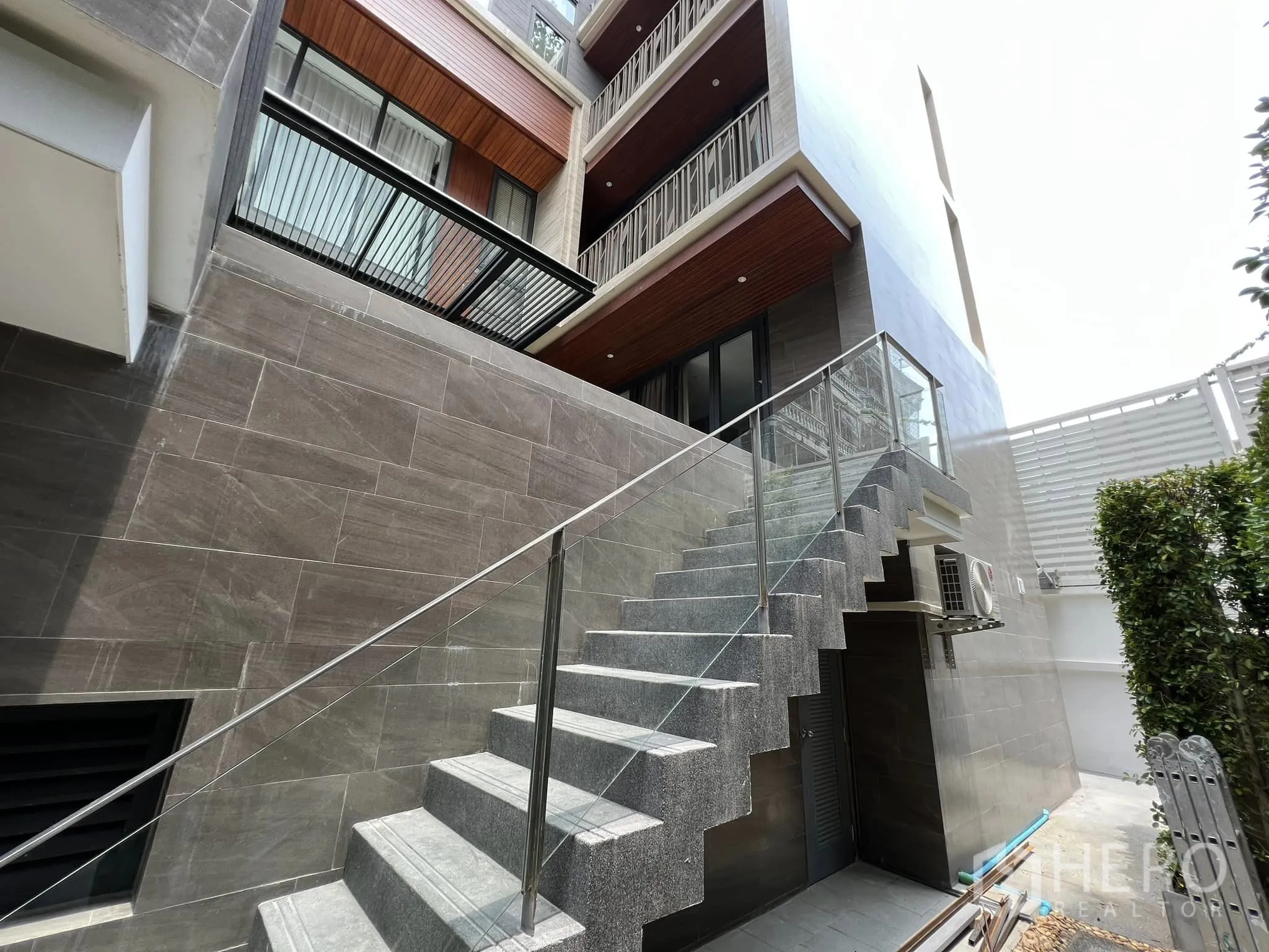 บ้าน ให้เช่าหรือขายในYan Nawa, Bangkok - บันไดนอกบ้านราวกระจกและผนังหิน