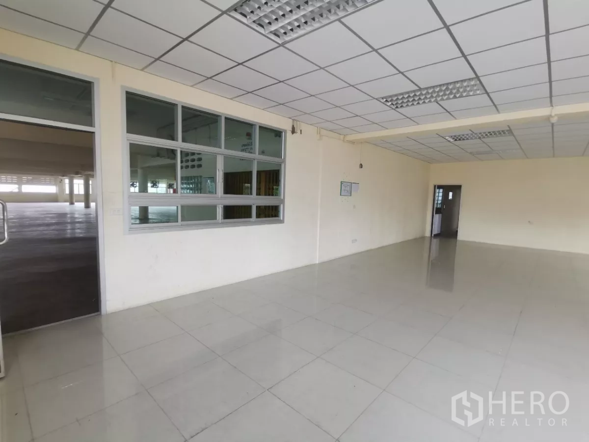 工厂 出租在Khlong Toei, Bangkok - 办公室区域，设内窗与生产大厅相连。