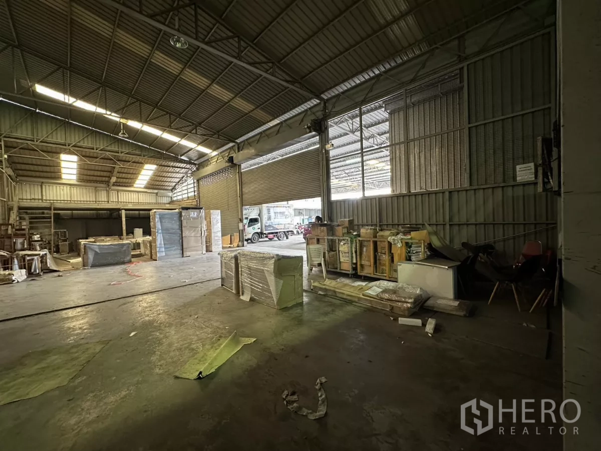 คลังสินค้า ให้เช่าในYan Nawa, Bangkok - ฮอลล์โกดังพร้อมประตูม้วนเปิดสู่จุดขนถ่ายและมีรถบรรทุกด้านนอก