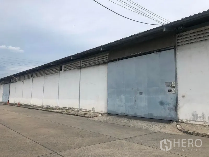 货栈 出租在Bang Pa-in, Phra Nakhon Si Ayutthaya - 宽大的空置库区地面，适合货架与分拣作业。